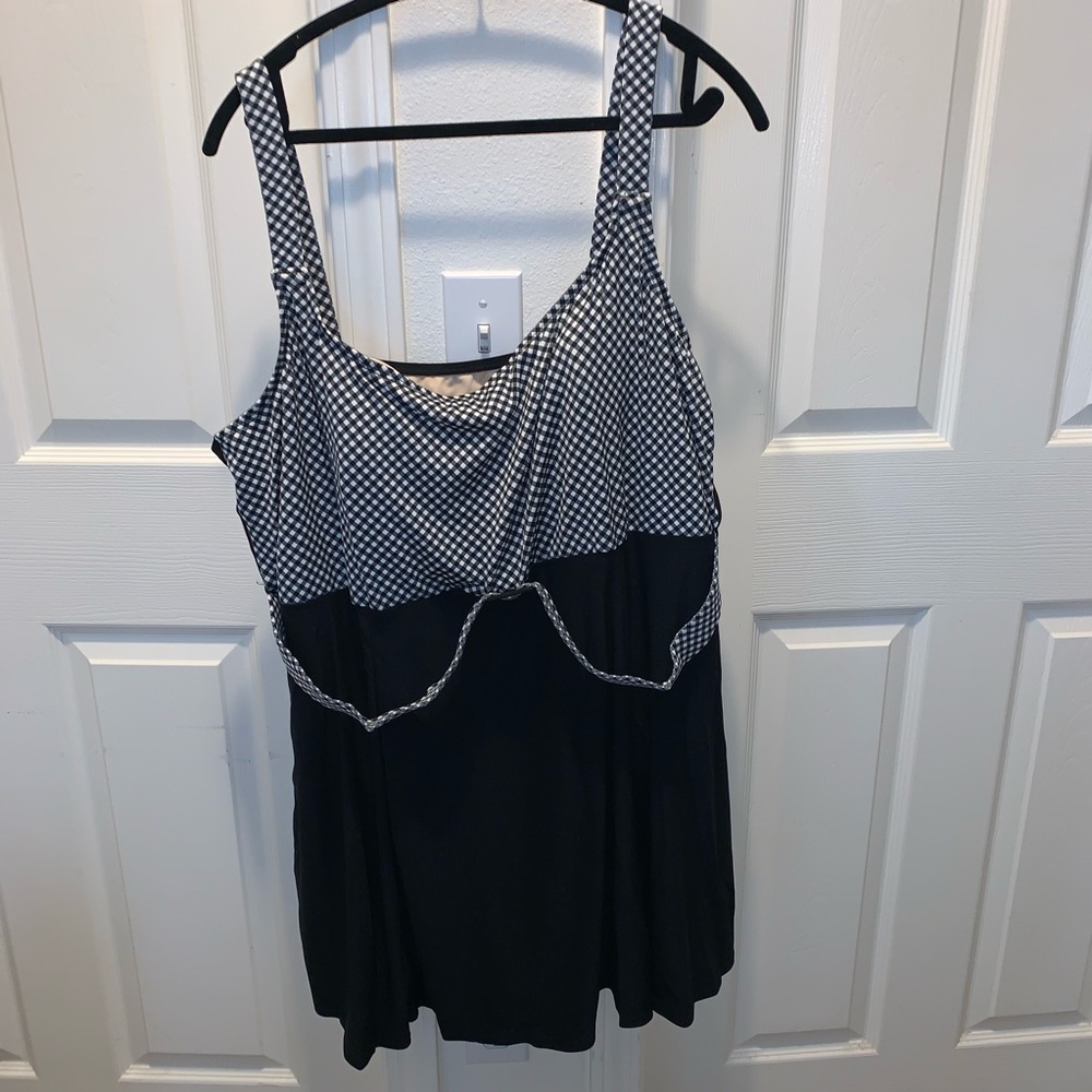 RESORTS PLUS PLUS SIZE Swimsuit (L)
